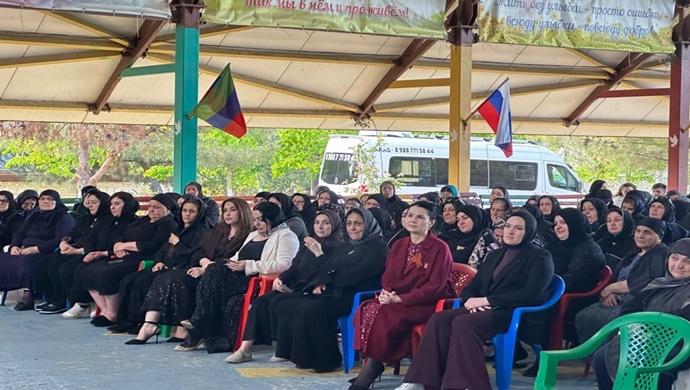 Dağıstan’da Birleşik Rusya Kadın Hareketi, ölen SVO katılımcılarının anneleri ve eşleri için bir bayram düzenledi
