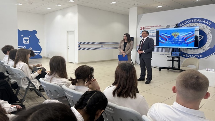 Birleşik Rusya, Voronej okul çocukları için Parlamentoculuk Günü’ne adanmış bir ders düzenledi