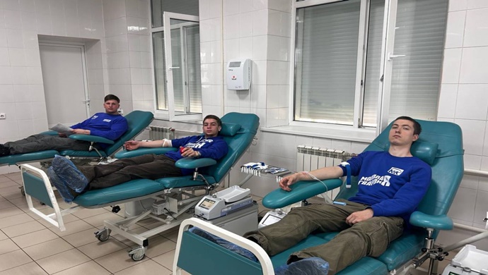 Birleşik Rusya Genç Muhafızları aktivistleri Ulusal Bağışçı Günü öncesinde 420 litreden fazla kan bağışında bulundu