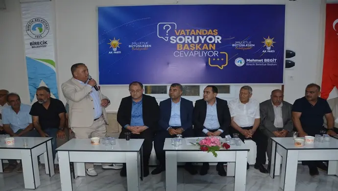 Birecik Belediye Başkanı Mehmet Begit, “Vatandaş Soruyor, Başkan Cevaplıyor” programı kapsamında Bağlarbaşı Mahallesinde hemşehrileriyle buluştu