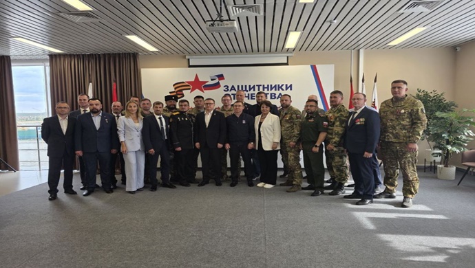 Vladimir Yakushev, SVO Katılımcıları Destekleme ve Rehabilitasyon Birleşik Merkezi’nde SVO katılımcılarına Birleşik Rusya parti kartlarını takdim etti