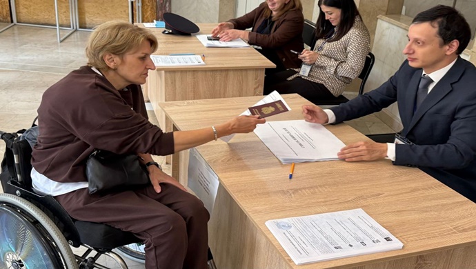 Birleşik Rusya aktivistleri, Mahaçkale’deki oy kullanma merkezlerinin engelliler için erişilebilirliğini kontrol etti