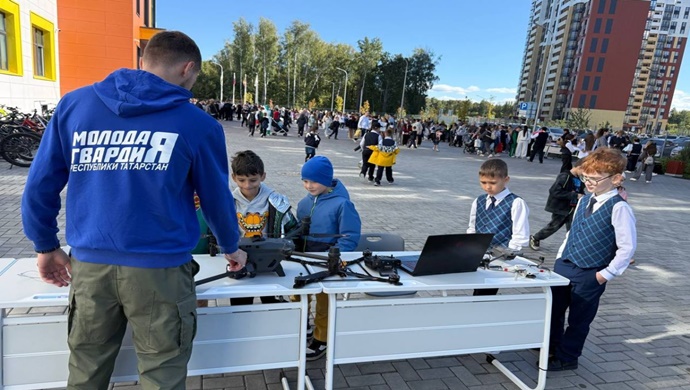 Birleşik Rusya Genç Muhafızları aktivistleri, Kazan okul çocuklarına SVO müzesini hediye etti