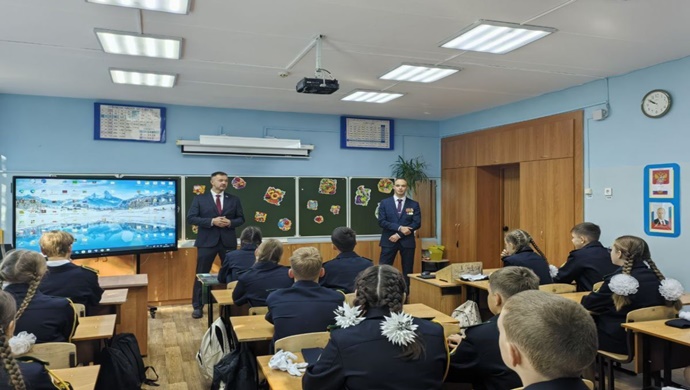 Birleşik Rusya, İrkutsk Oblastı Angarsk’taki İkinci Askeri Bölge gazileriyle okul çocukları arasında bir toplantı düzenledi.