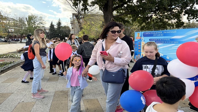 «Единая Россия» организовала развлекательную программу для детей в Луганске