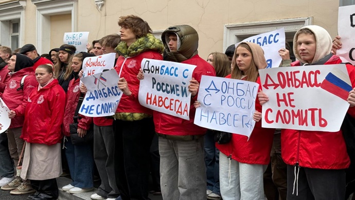 Birleşik Rusya Genç Muhafızları, LPR ve DPR, Zaporizhia ve Herson Oblastlarının Rusya ile Birleşme Günü’nü kutlamak amacıyla Moskova ve St. Petersburg’da etkinlikler düzenledi.