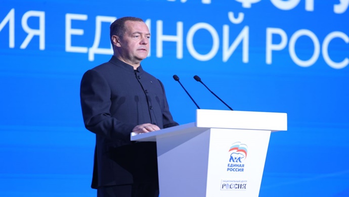 Dmitriy Medvedev, Birleşik Rusya Kadın Siyaset Okulu’nun genişletilmesi önerisini destekledi.