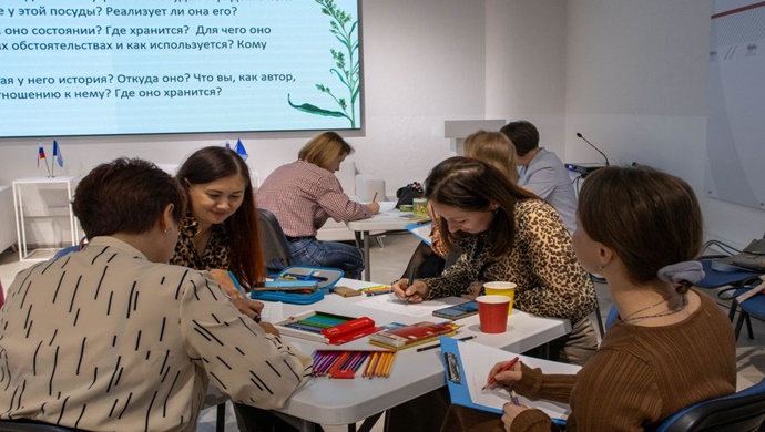 Yekaterinburg’da Birleşik Rusya üyeleri kadınlara yönelik sanat terapisi dersi düzenledi.