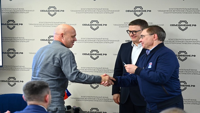 Vladimir Yakushev, Çelyabinsk bölgesindeki SVO gazileri olan milletvekillerine Birleşik Rusya parti kartını takdim etti