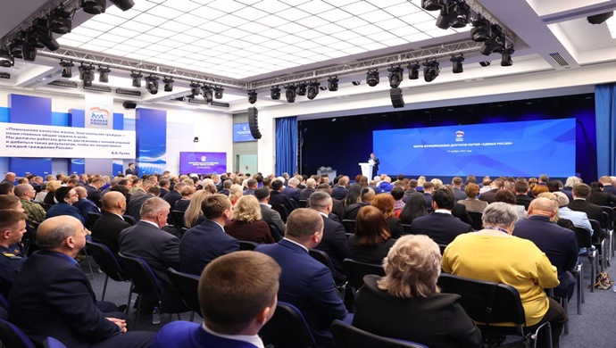 Birleşik Rusya, belediye milletvekillerine “Birleşik Rusya – Çoğunluğun Partisi, Başkanın Partisi” kitabını sundu