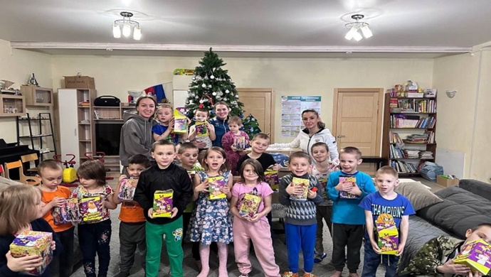 Представления с Дедом Морозом, сладкие подарки, развивающие игры: «Единая Россия» дарит новогоднее чудо детям по всей стране