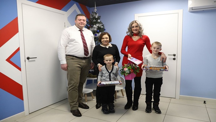 Vladimir Yakushev, Luhansk Halk Cumhuriyeti, Voronezh ve Moskova bölgelerindeki çocukların yeni yıl hayallerini gerçekleştirdi