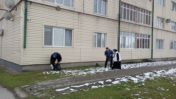 Birleşik Rusya, Çeçenya’daki apartman binalarının avlularında temizlik günleri düzenledi