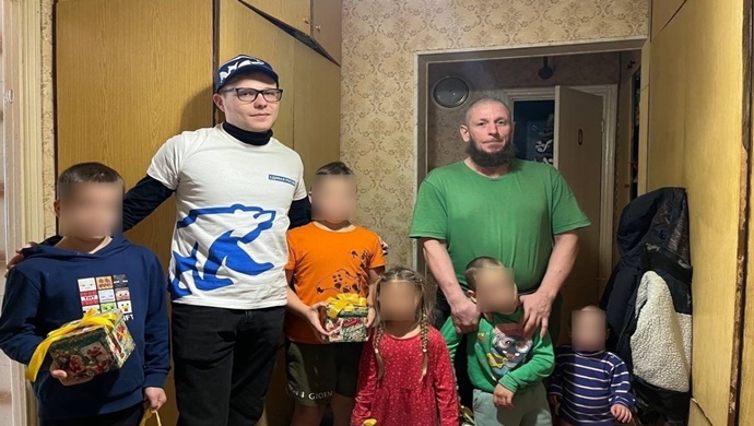 Ustalık sınıfları, yılbaşı gösterileri, hediyeler: Birleşik Rusya, çocukları ve yaşlıları yeni yıl vesilesiyle tebrik etti