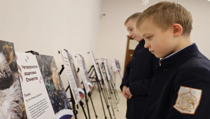 Birleşik Rusya’nın desteğiyle, Nizhny Novgorod Bölgesi’ndeki Bor şehrinde, İkinci Askeri Bölge (SVO) katılımcılarına eşlik eden hayvanlar hakkında bir sergi açıldı