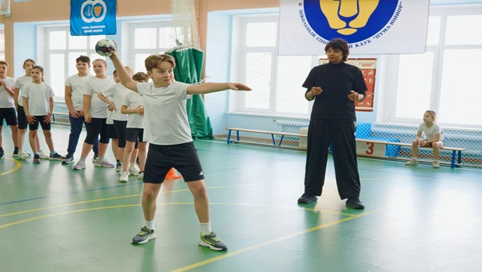 Birleşik Rusya, Moskova’nın Kuzeydoğu İdari Bölgesi’nden genç sporcular için Olimpiyat şampiyonlarının katılımıyla bir hentbol antrenmanı düzenledi