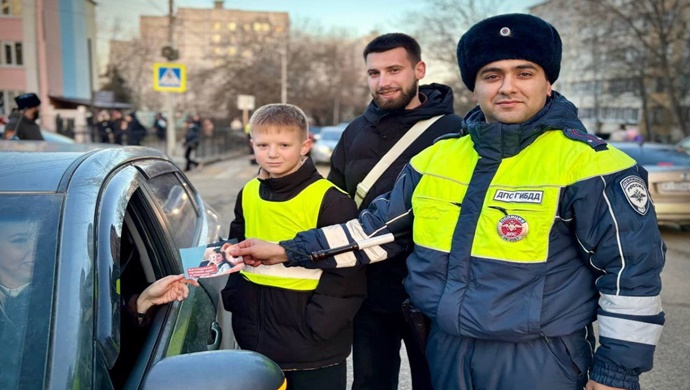 Birleşik Rusya Partisi milletvekilleri, Stavropol Bölgesi’ndeki Zheleznovodsk şehrinde sürücülere yol güvenliği konusunda bilgilendirme yaptı