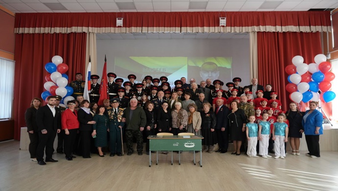 Moskova’da Birleşik Rusya, hayatını kaybeden bir SVO katılımcısının anısına bir Kahramanlar Masası açılışı yaptı.