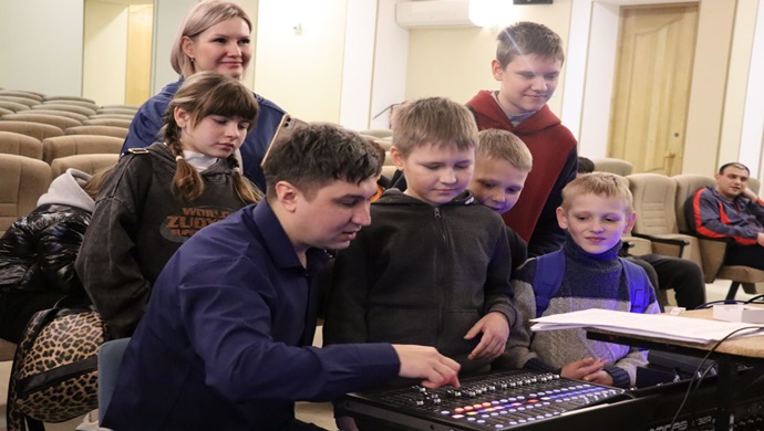 Birleşik Rusya Partisi, Severodonetsk’teki (LPR) Kültür Sarayı’nda sahne arkasını okul çocuklarına gösterdi