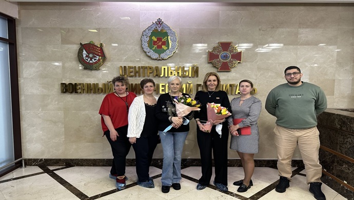 Единороссы вручили подарки сотрудницам военного госпиталя имени П.В. Мандрыка