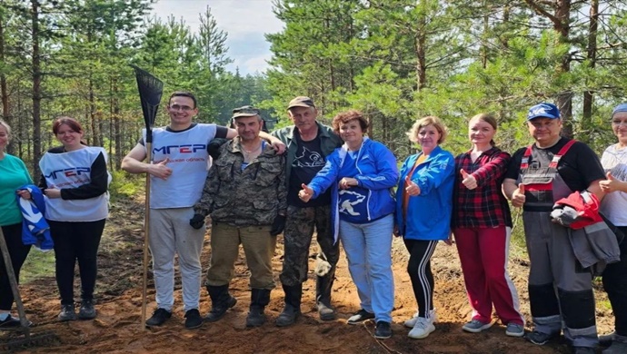 Birleşik Rusya aktivistleri, Vologda bölgesindeki Chagoda köyünde düzenlenen bir temizlik gününe katıldı